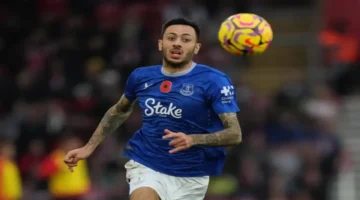 أزمة لاعب إيفرتون.. صديقته تكشف تفاصيل صادمة حول تدمير مسيرته النفسية بالدوري الإنجليزي